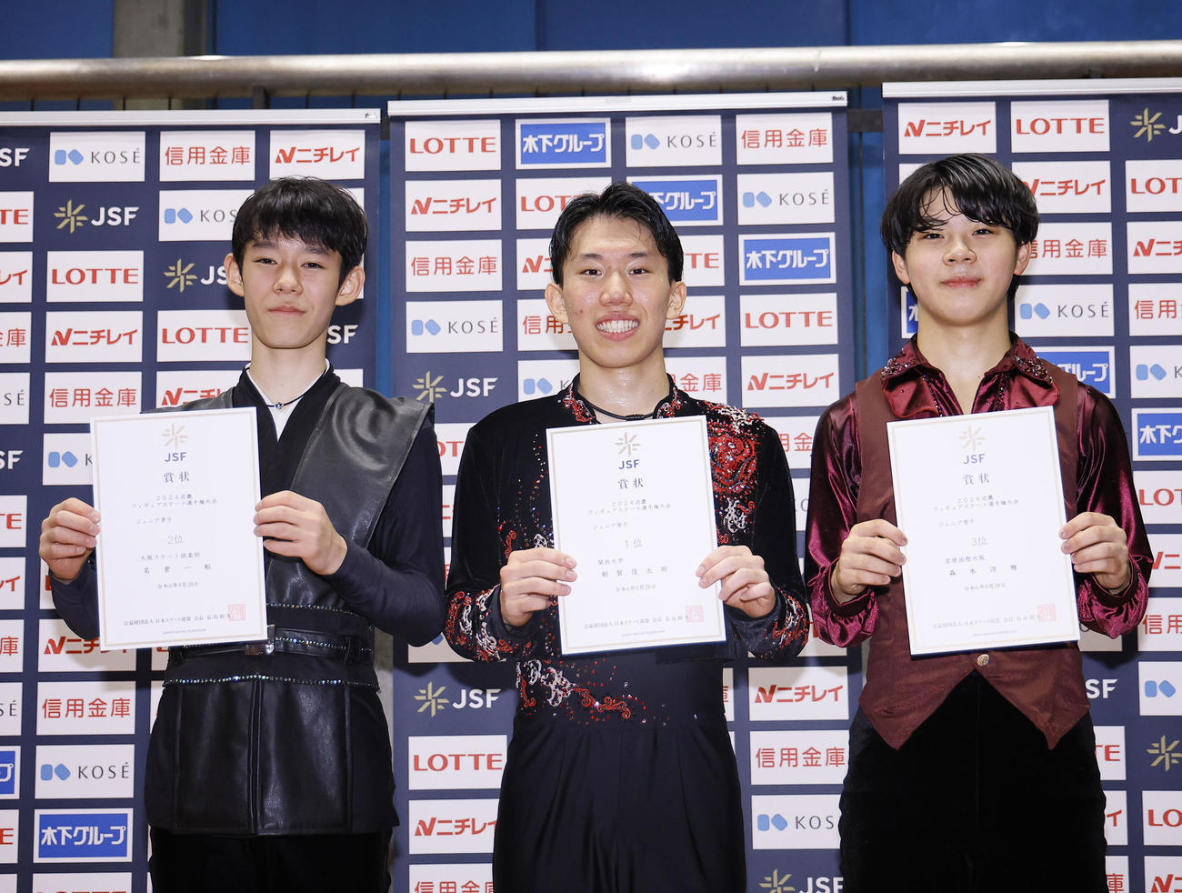 ジュニア男子フリー　表彰式で笑顔を見せる1位の朝賀俊太朗（中央）、2位の名倉一裕（左）、3位の森本涼雅（撮影・藤尾明華）