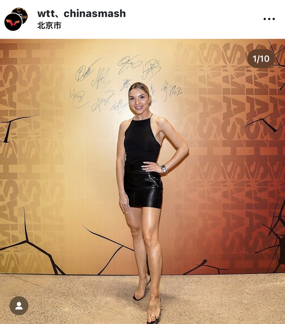 中国スマッシュに向けた行事に華やかな衣装で参加したベルナデッテ・スーチ（WTTのインスタグラムから）