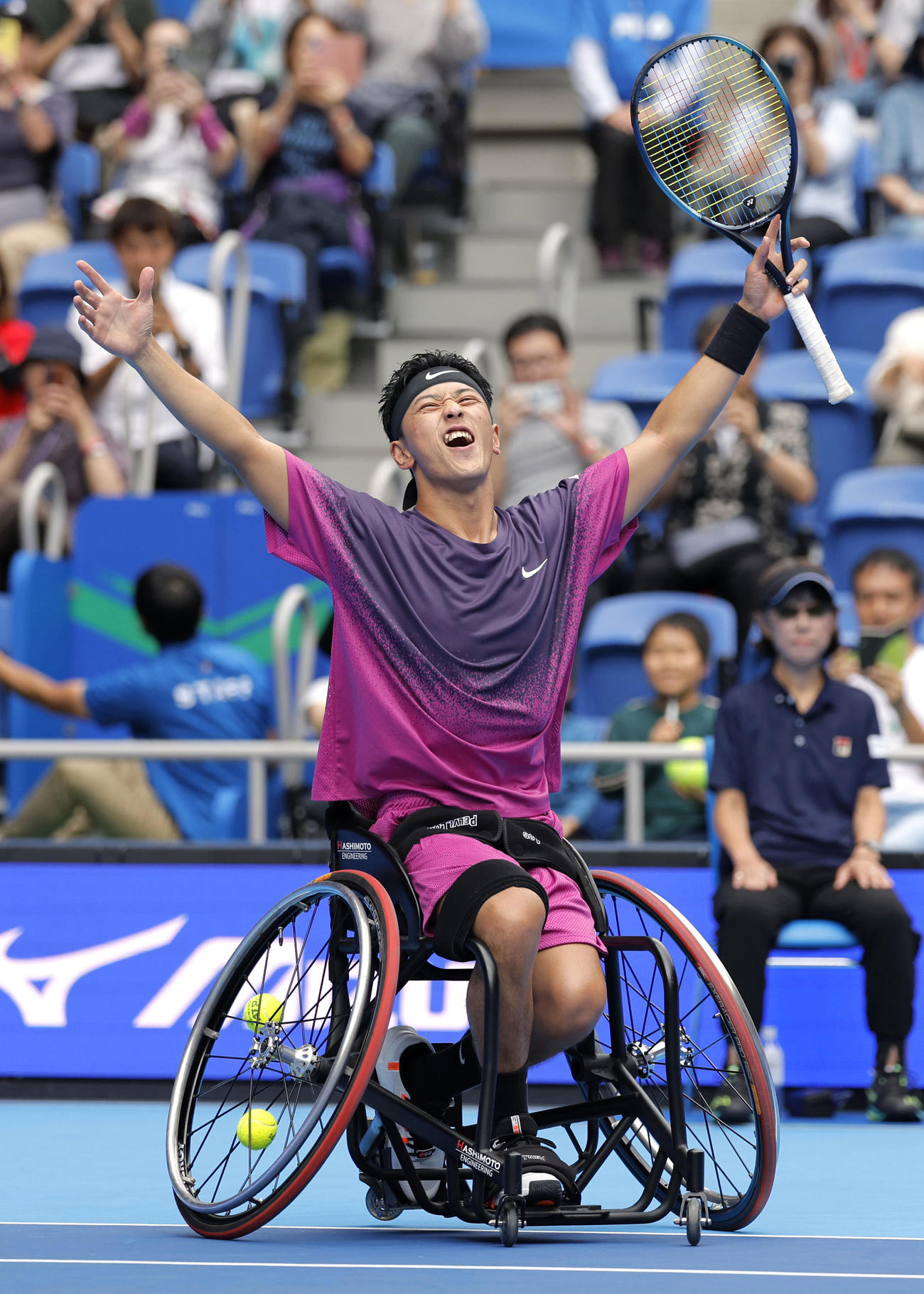 車いすの部シングルスで優勝し、喜ぶ小田凱人＝有明コロシアム（共同）