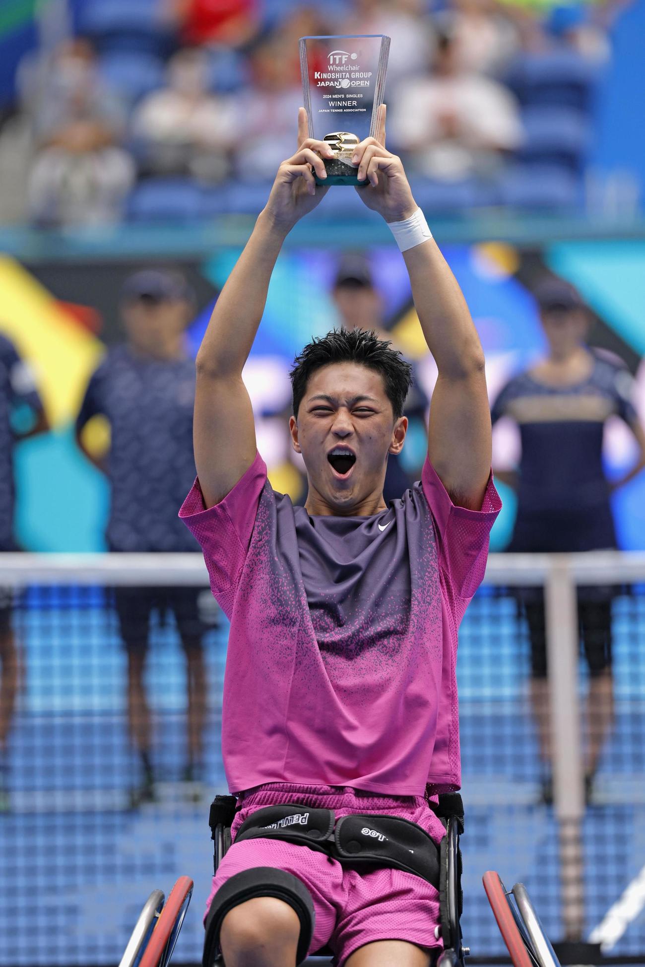 車いすの部シングルスで優勝し、表彰式でトロフィーを掲げる小田凱人＝有明コロシアム（共同）