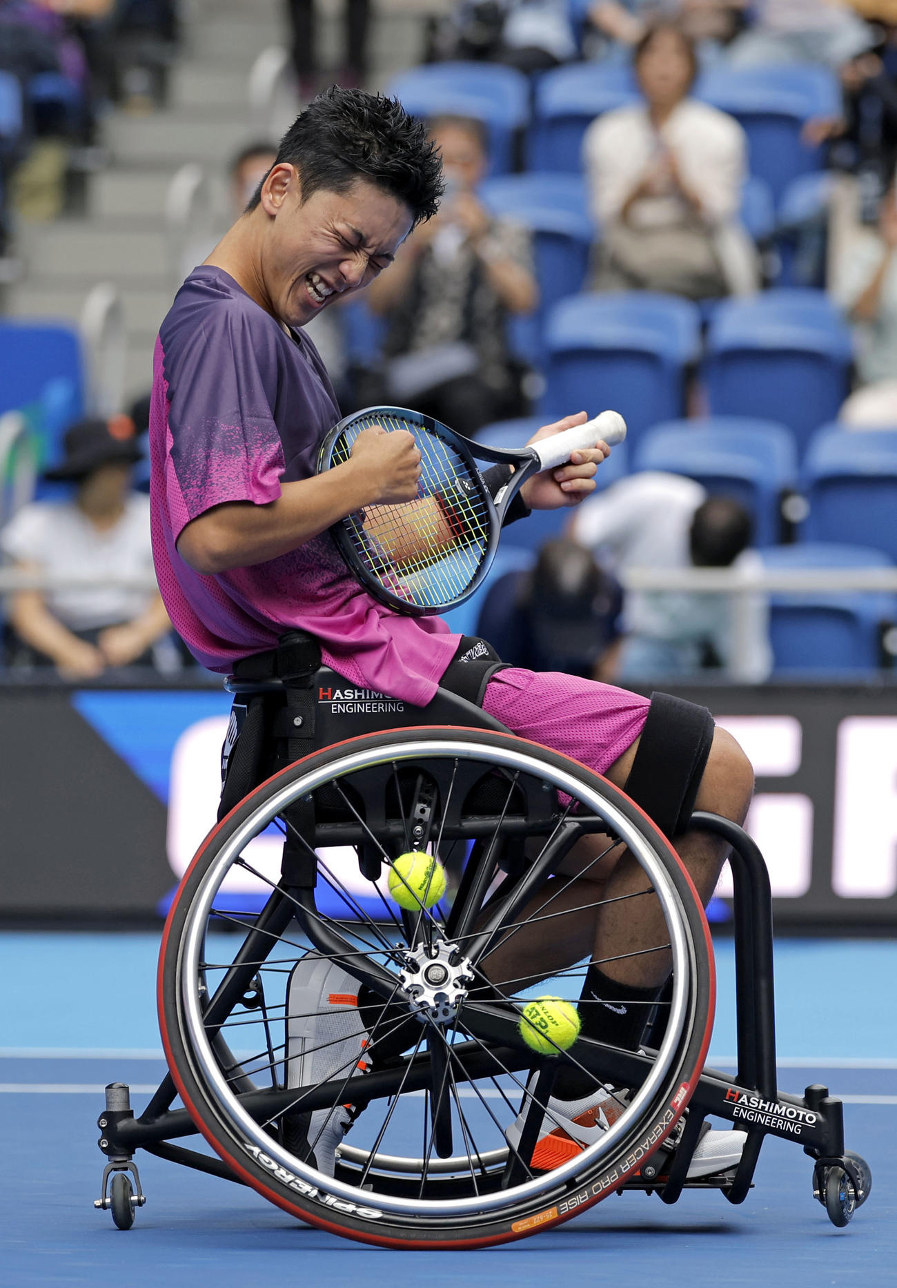 車いすの部シングルスで優勝し、喜ぶ小田凱人＝有明コロシアム（共同）