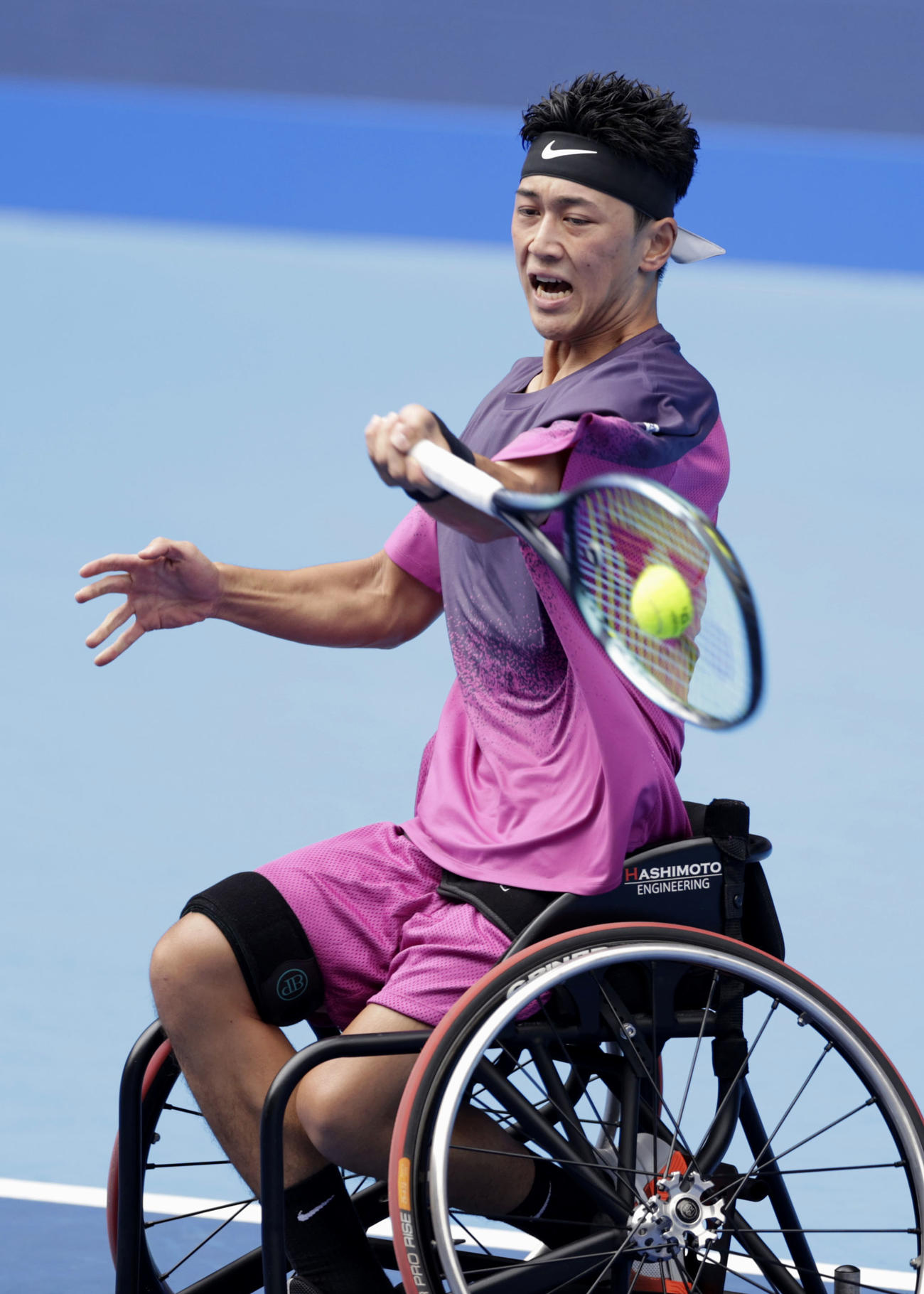 車いすの部シングルス決勝でプレーする小田凱人＝有明コロシアム（共同）