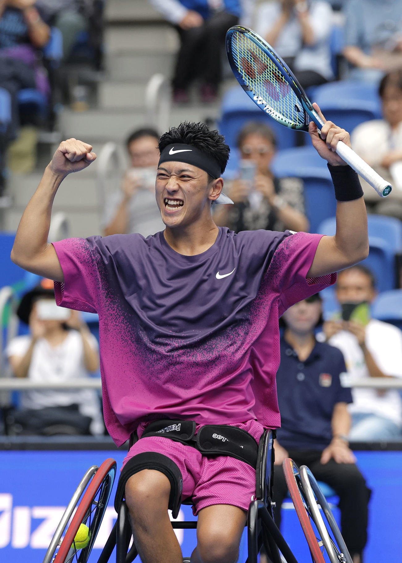 車いすの部シングルスで優勝し、喜ぶ小田凱人＝有明コロシアム（共同）