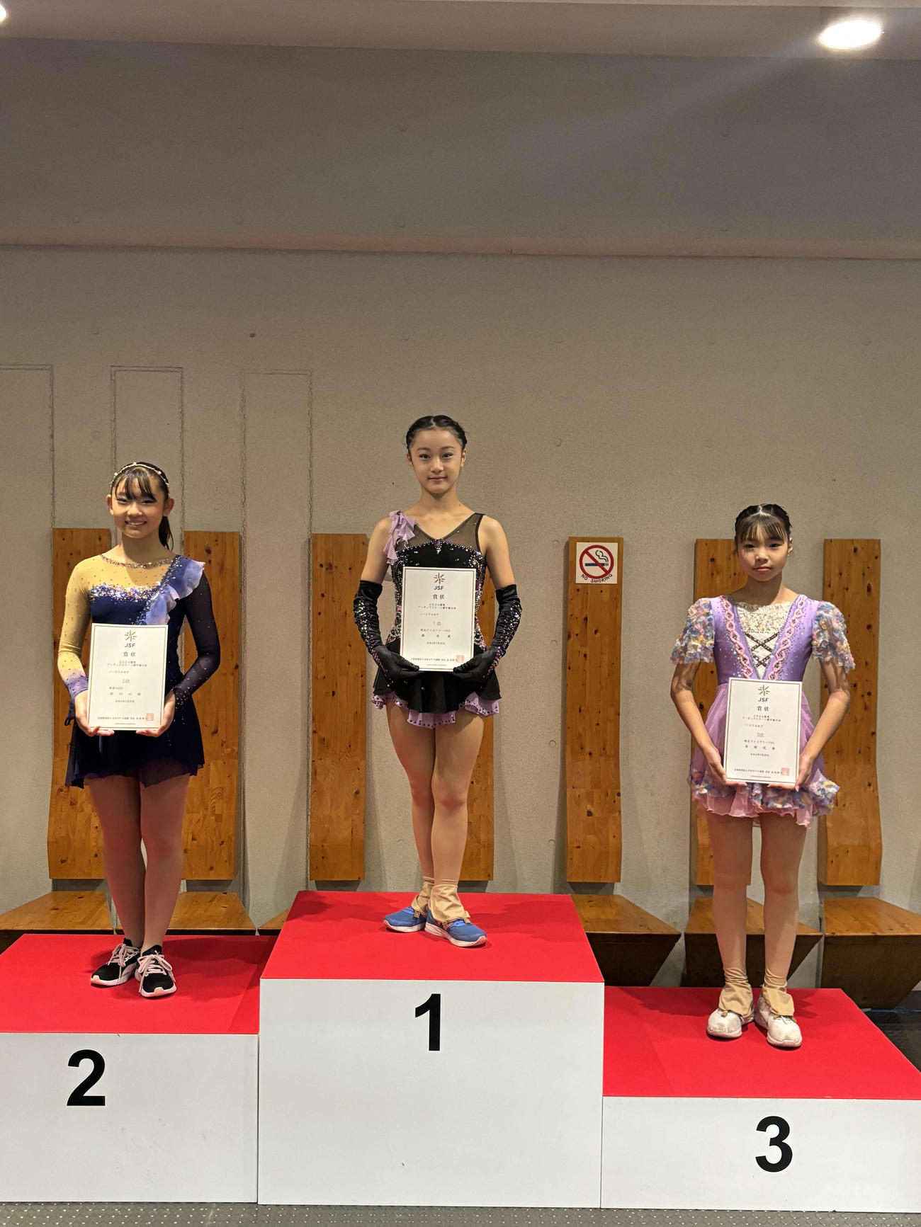関東選手権のノービスAを制した森成美（中央）と2位の古川心祐（左）、赤塚友奏（撮影・松本航）