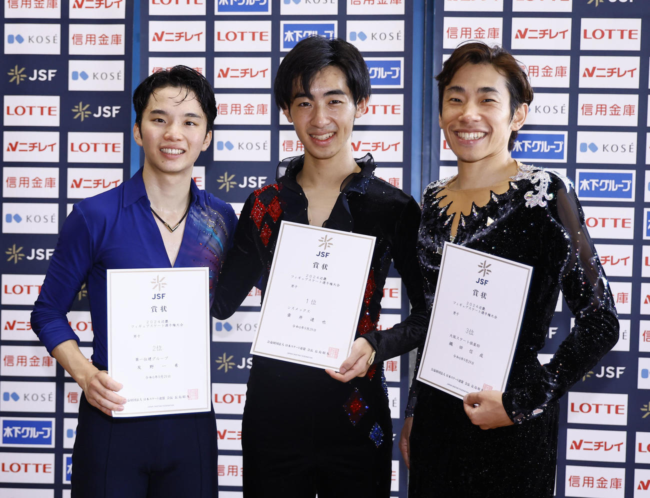 男子フリー　表彰式で笑顔を見せる1位壷井達也（中央）、2位友野一希（左）3位織田信成（撮影・藤尾明華）
