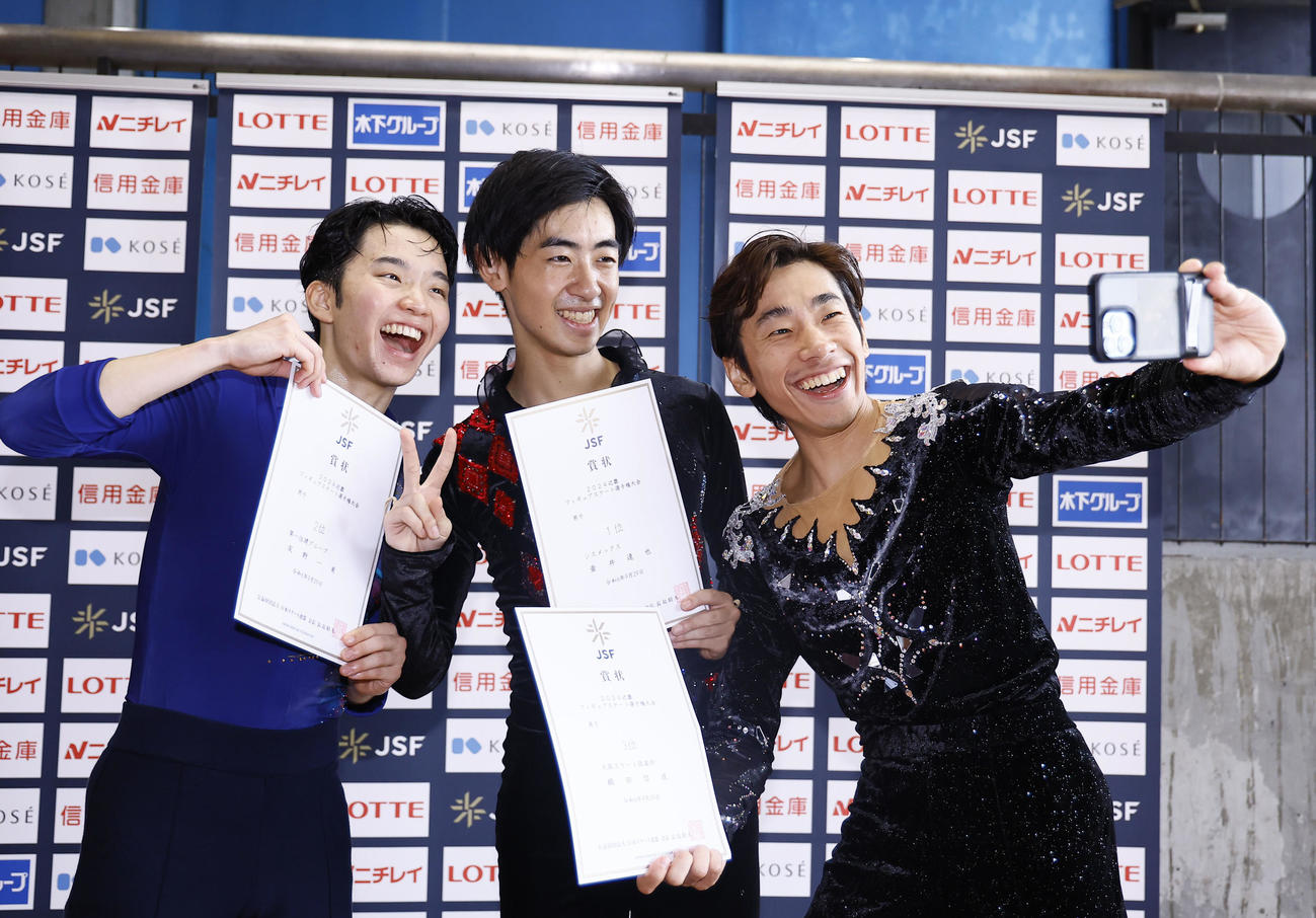 男子フリー　表彰式で笑顔を見せる1位壷井達也（中央）、2位友野一希（左）3位織田信成（撮影・藤尾明華）