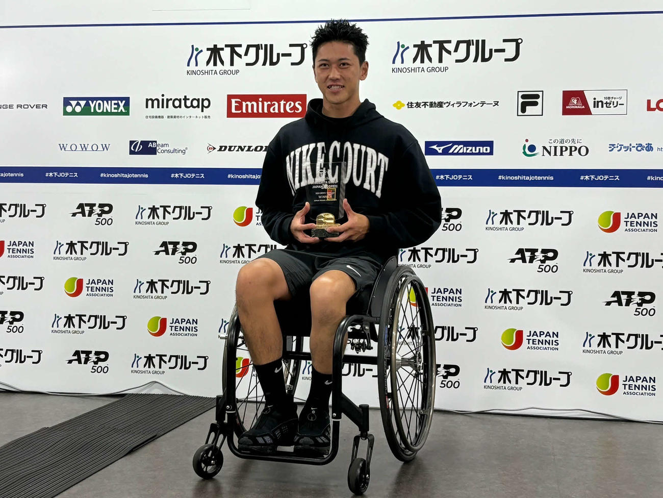 優勝トロフィーを手に写真に納まる小田（撮影・勝部晃多）