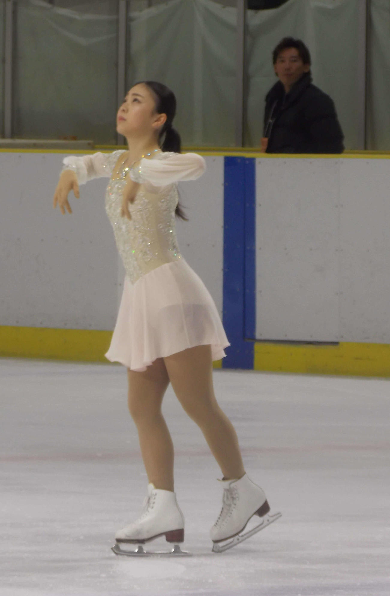 関東選手権女子フリーに臨む吉岡詩果（左）と見守る中川雄介コーチ（撮影・松本航）