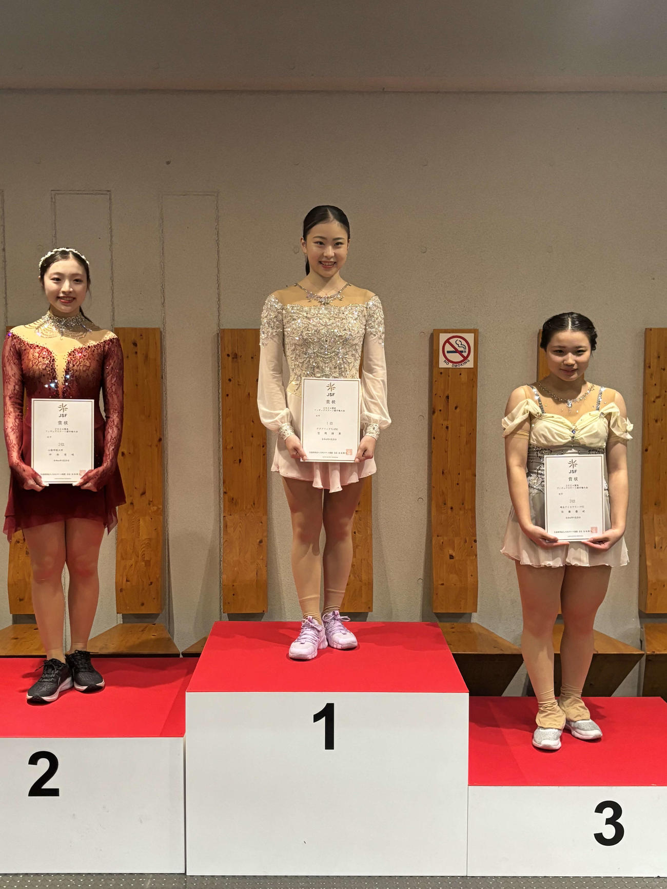 関東選手権女子を制した吉岡詩果（中央）と2位の中本有咲（左）、3位の佐藤優妃（撮影・松本航）（撮影・松本航）