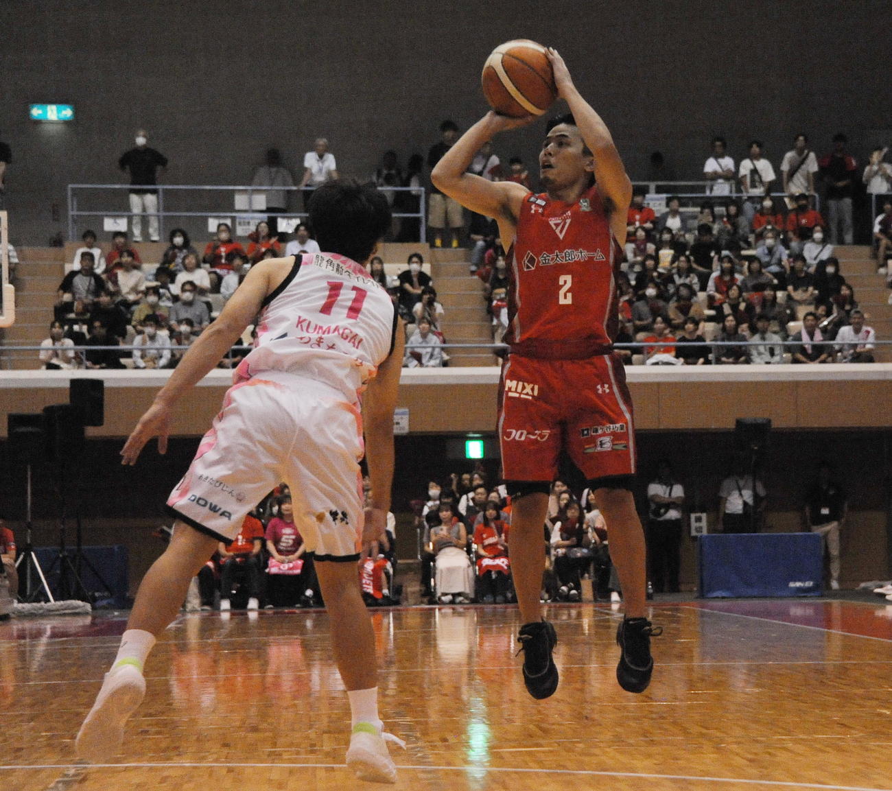 第4Q、3点シュートを決める千葉・富樫（右）（撮影・小林忠）
