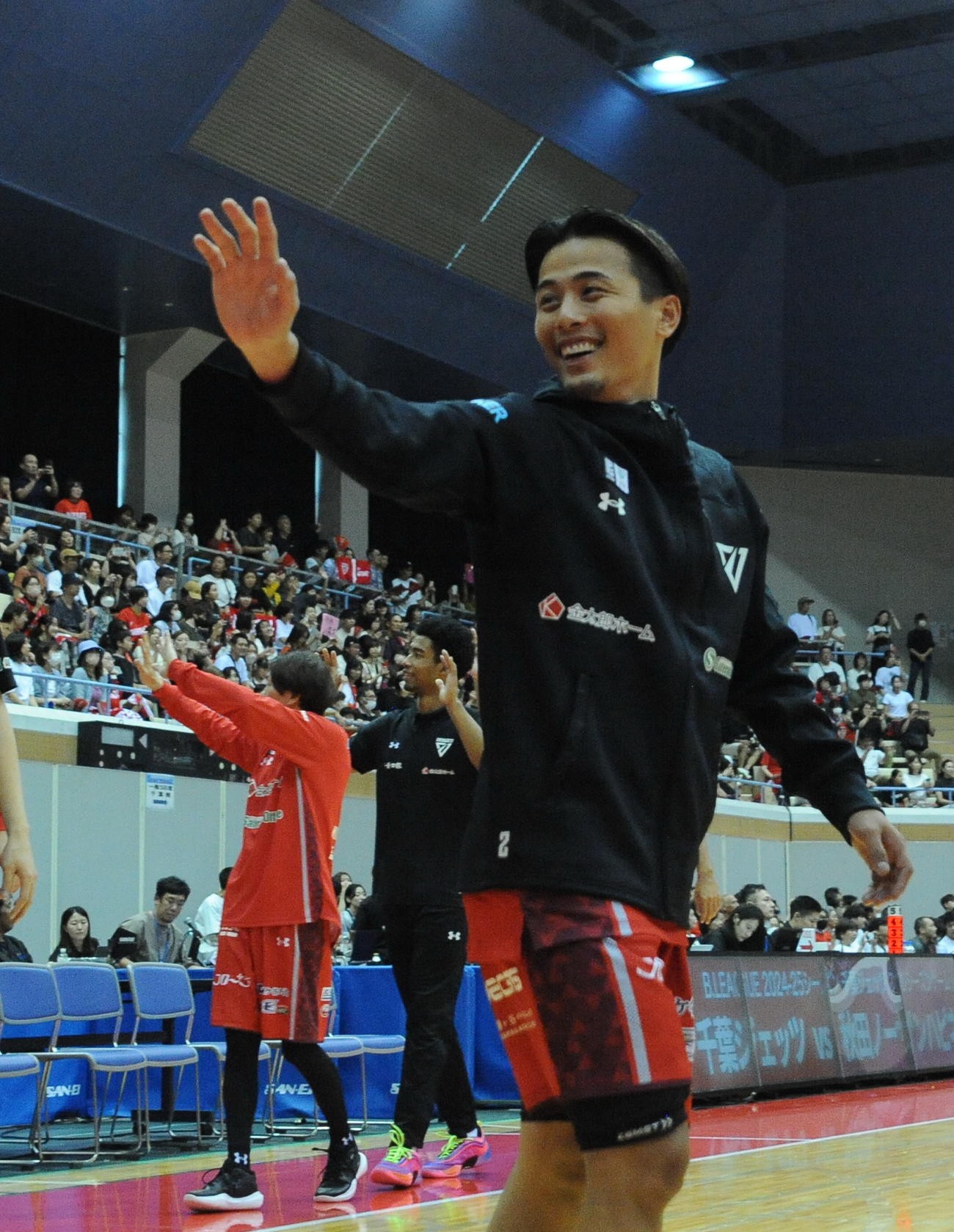 試合後のあいさつでファンに手を振る千葉・富樫（撮影・小林忠）