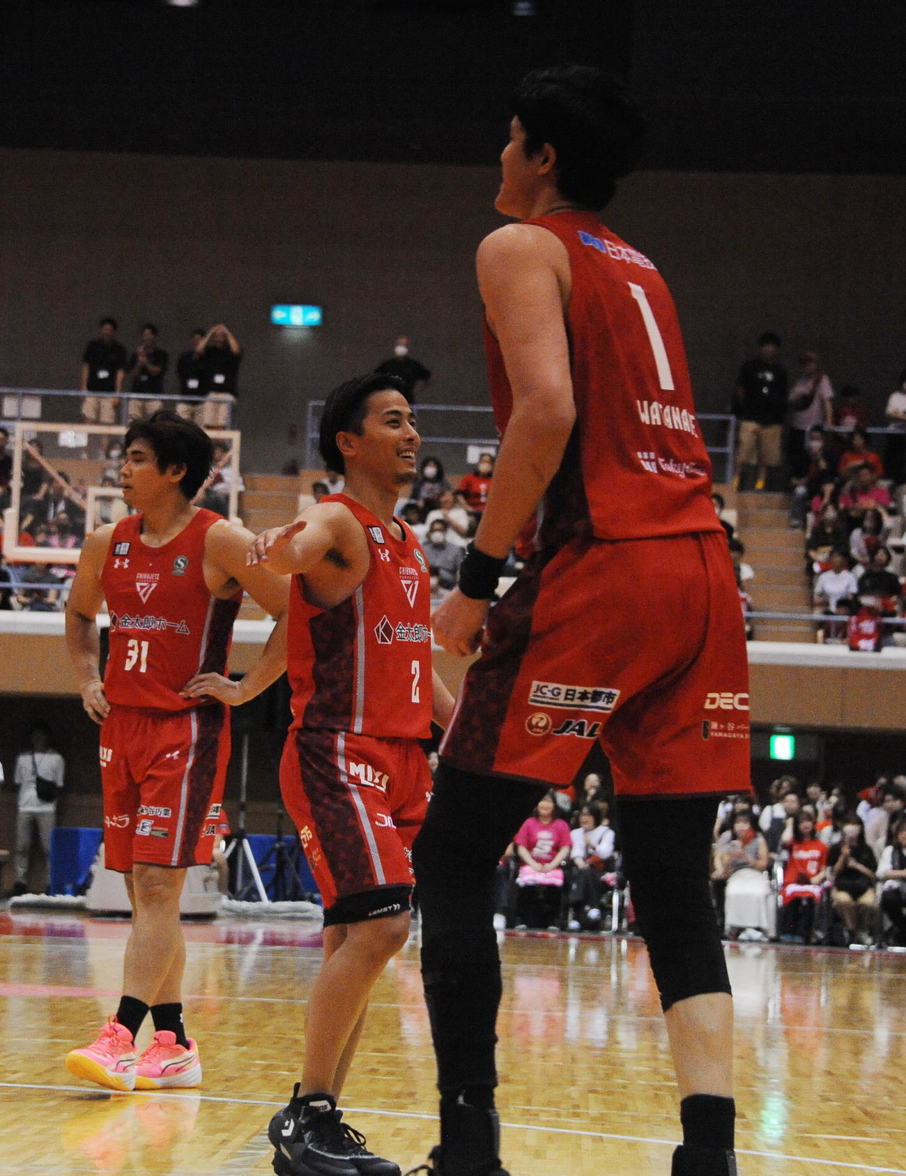 第4Q、タッチを交わす千葉・富樫（中央）と渡辺（右）（撮影・小林忠）