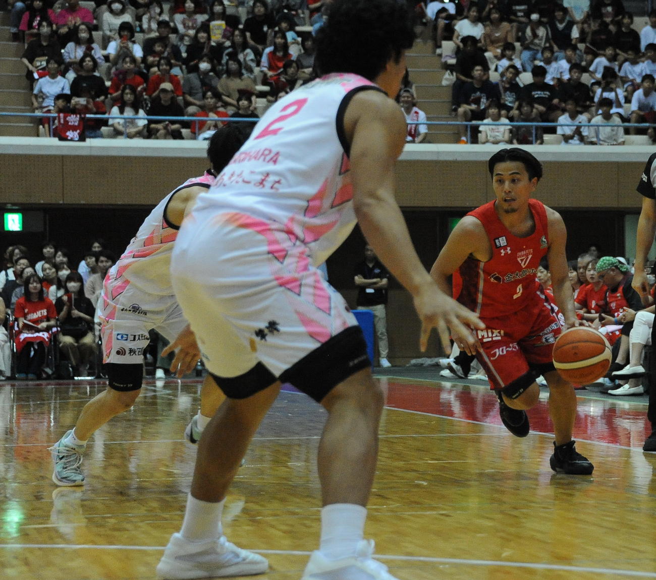 第4Q、ドリブルで切り込む千葉・富樫（右）（撮影・小林忠）