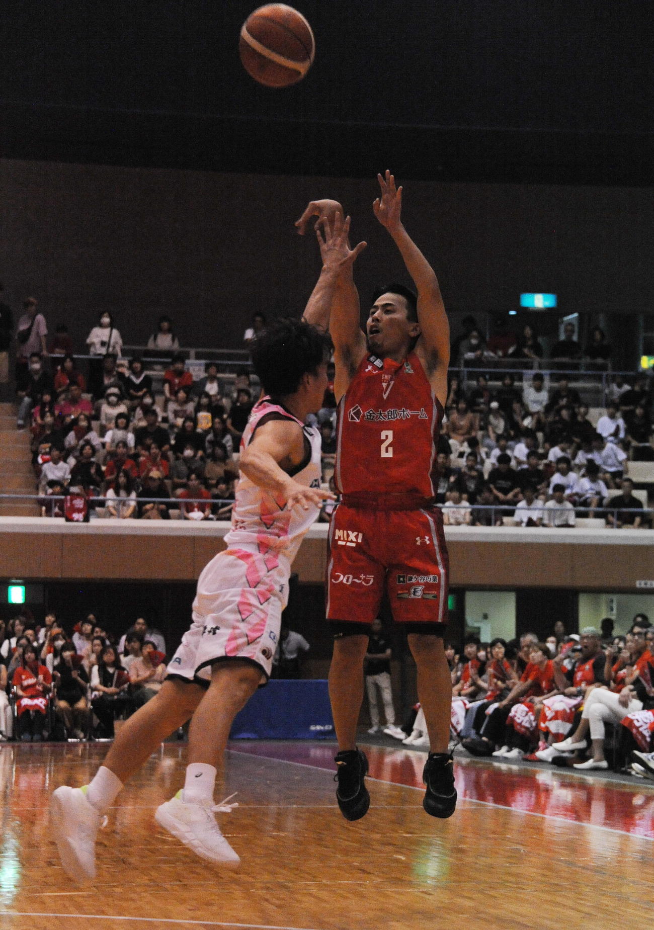 第4Q、3点シュートを決める千葉・富樫（右）（撮影・小林忠）