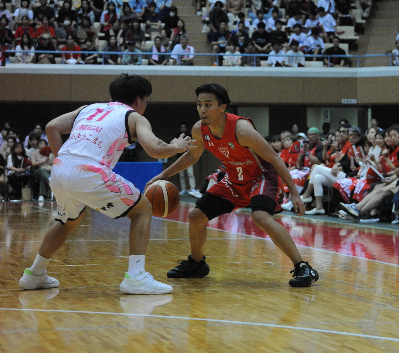 第4Q、ドリブルで相手との間合いをとる千葉・富樫（右）（撮影・小林忠）