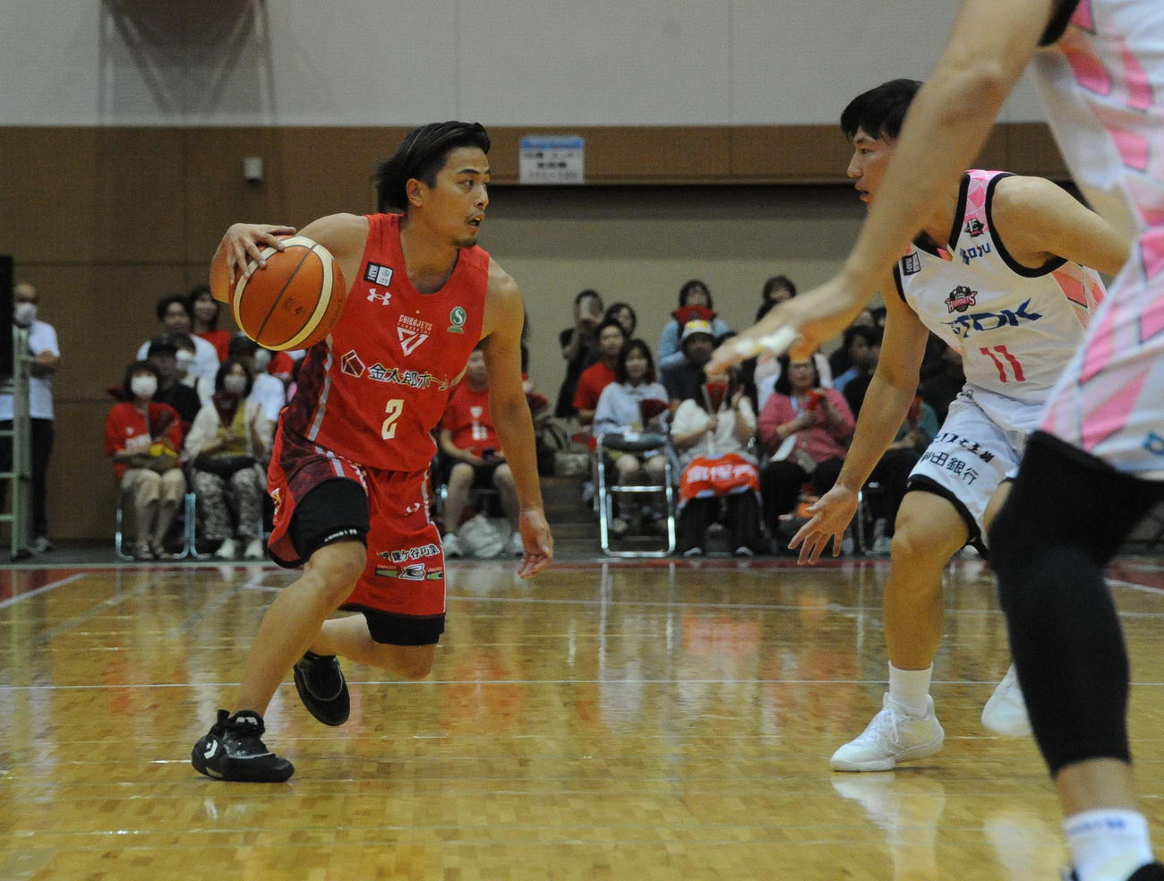 第2Q、ドリブルで切り込む千葉・富樫（左）（撮影・小林忠）