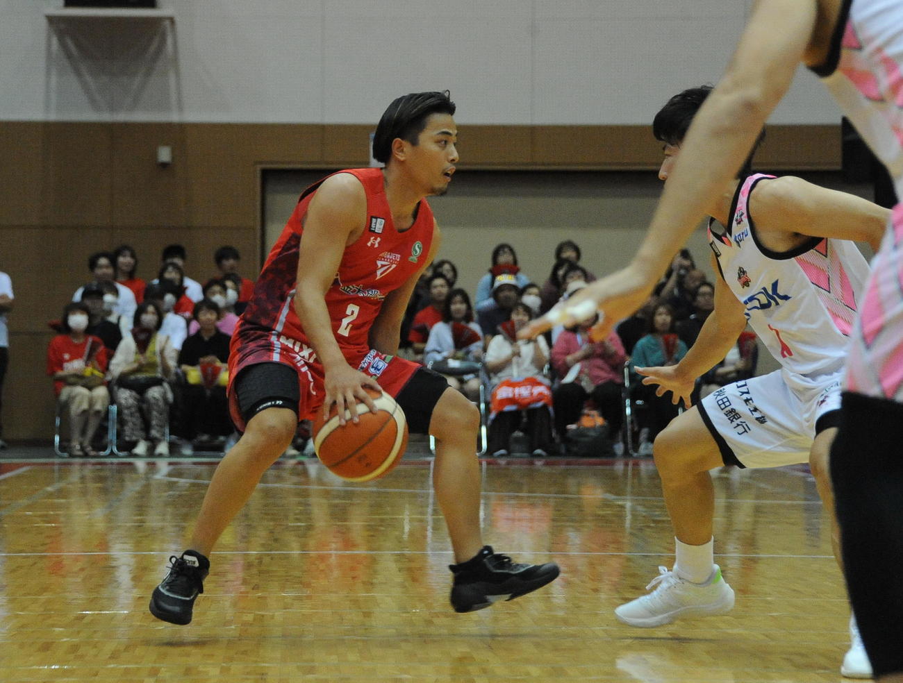 第2Q、ドリブルで切り込む千葉・富樫（左）（撮影・小林忠）