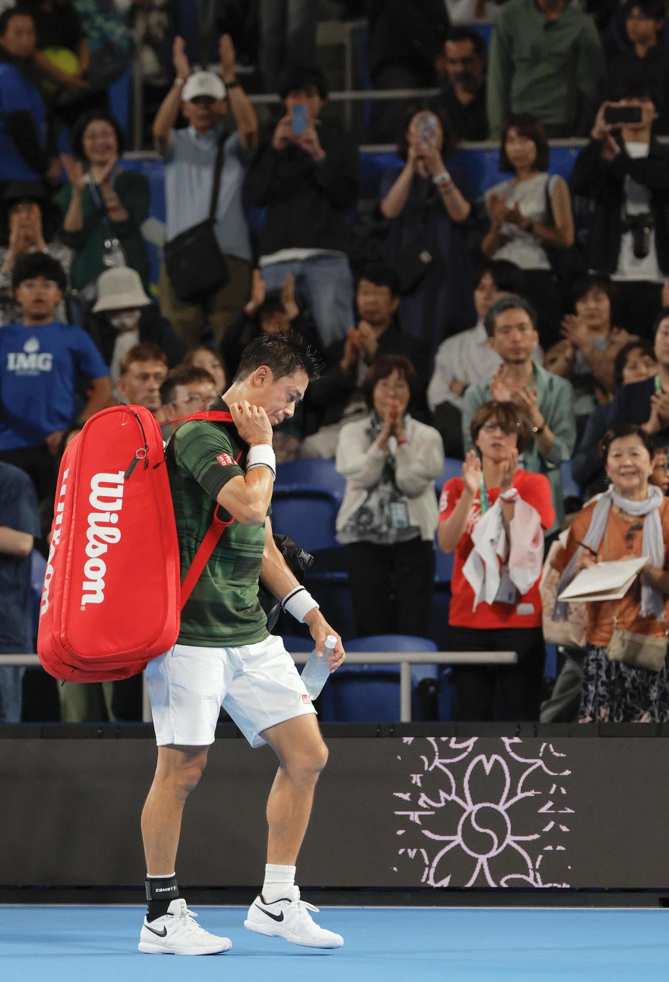 シングルス準々決勝で敗れ引き揚げる錦織（共同）