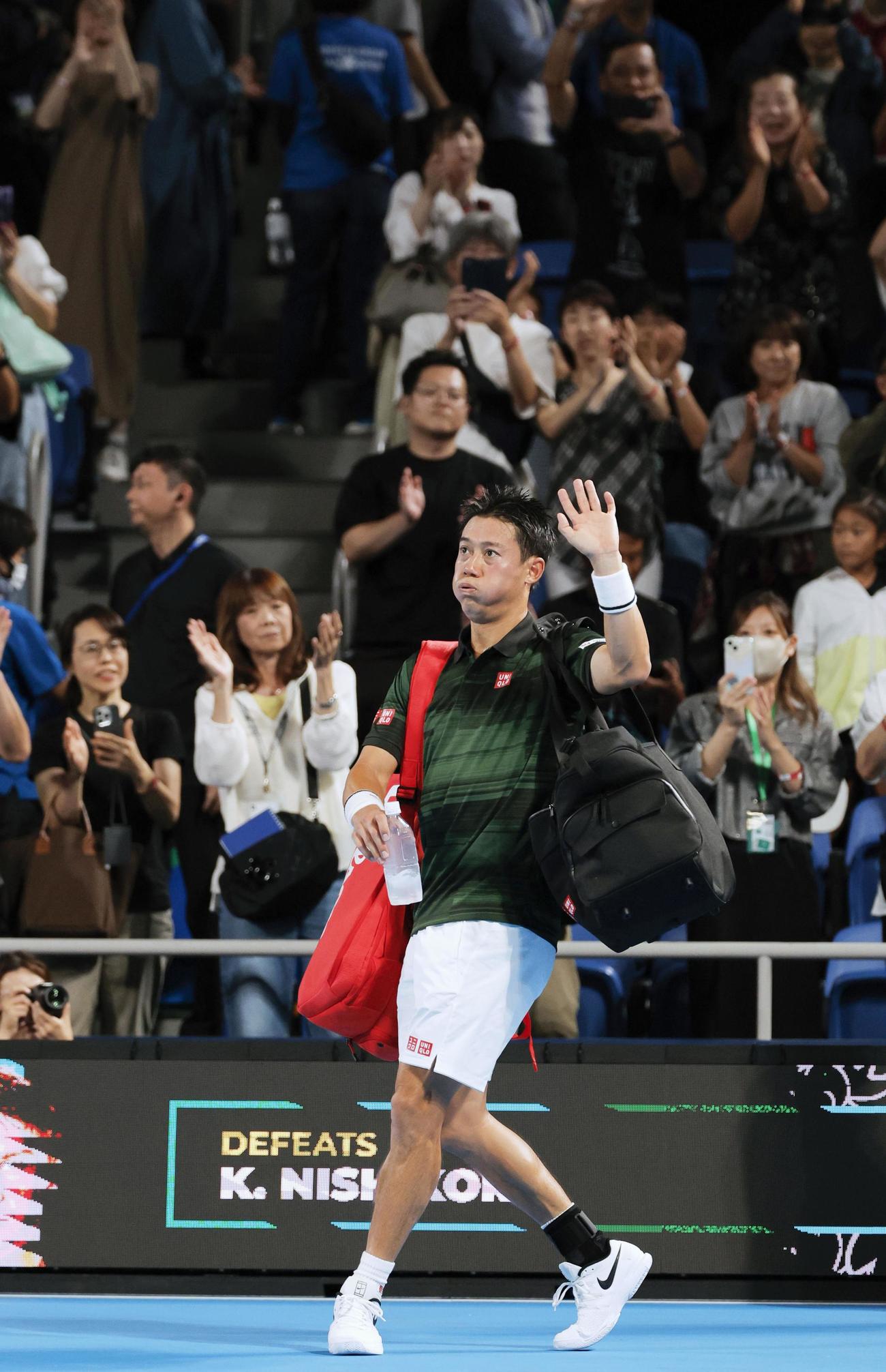 シングルス準々決勝で敗れ、引き揚げる錦織圭（共同）
