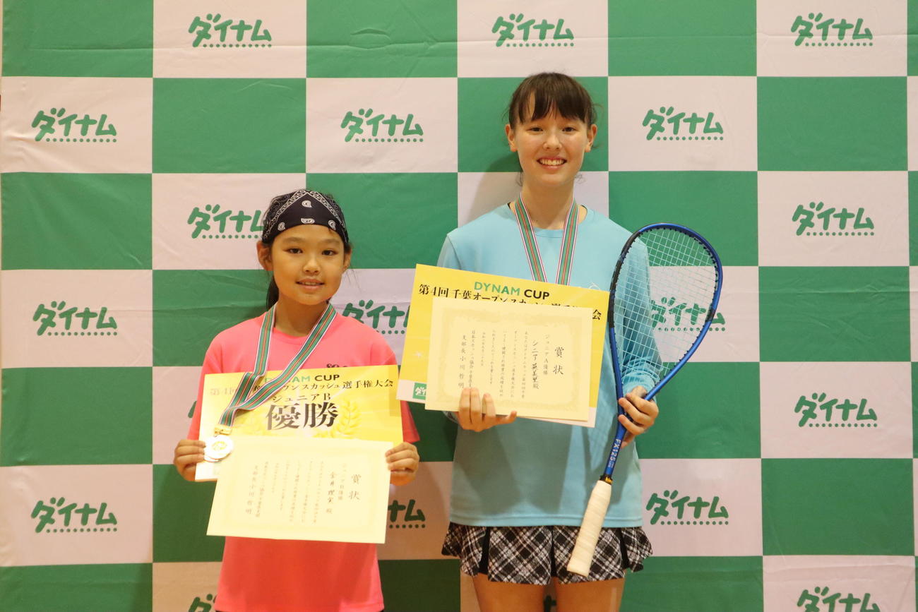 ジュニアB優勝の金井理実（左）と同A優勝のシニア英美里