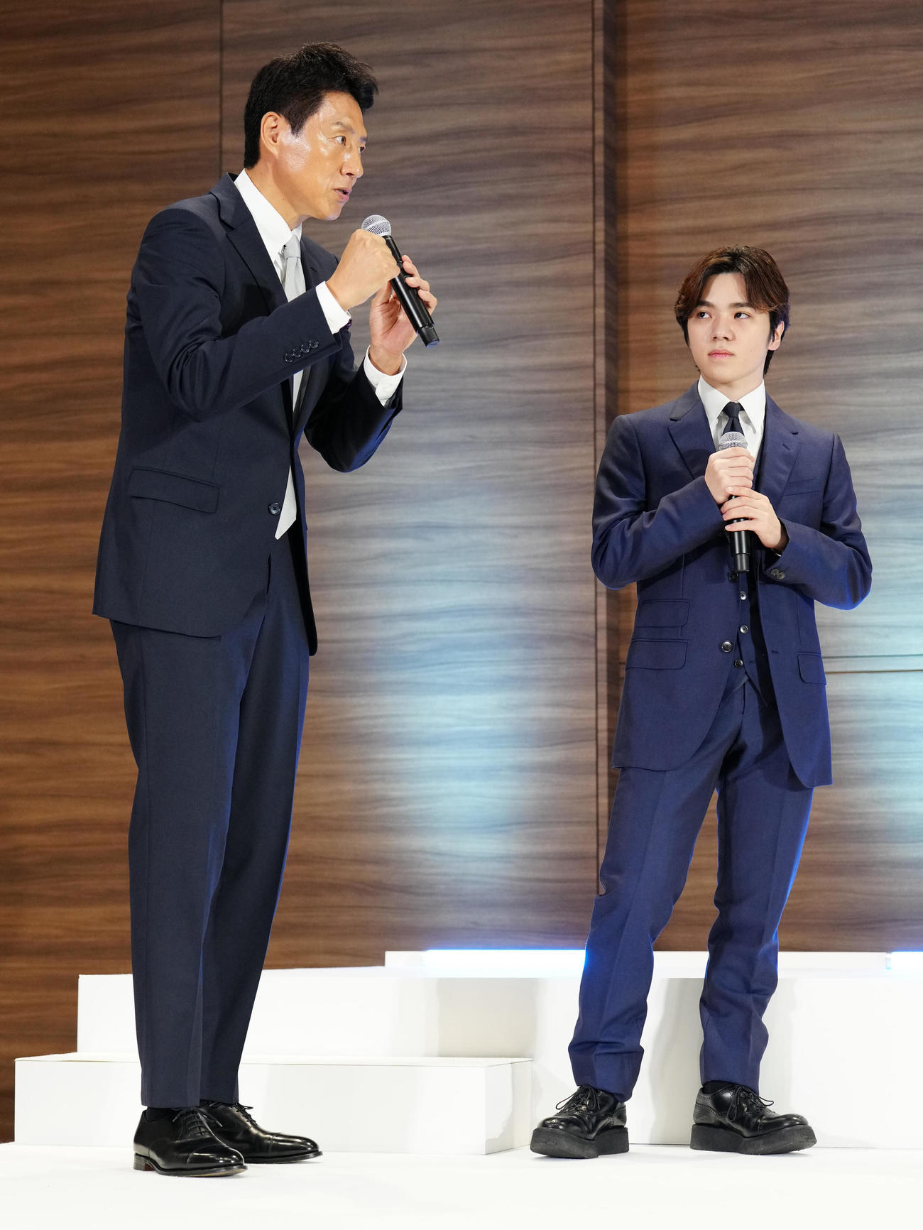 2024－25年シーズンフィギュアスケート記者会見でMCを務める宇野氏（右）と松岡氏（撮影・江口和貴）