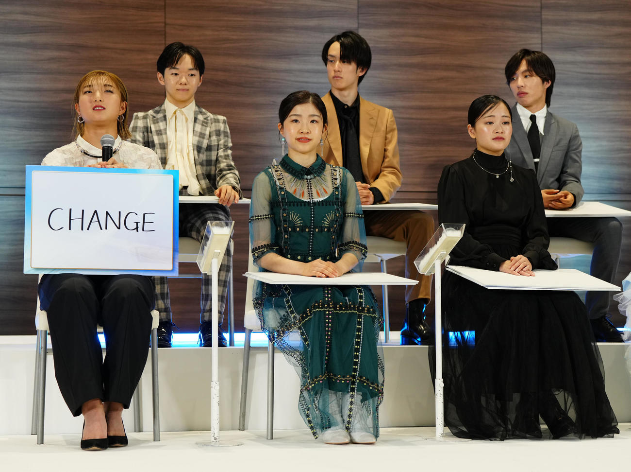 2024－25年シーズンフィギュアスケート記者会見でテーマを発表する坂本（前列左）（撮影・江口和貴）