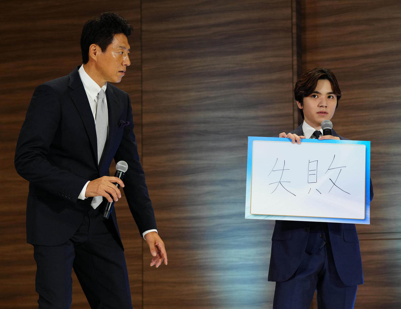 2024－25年シーズンフィギュアスケート記者会見でMCを務める宇野氏（右）と松岡氏（撮影・江口和貴）