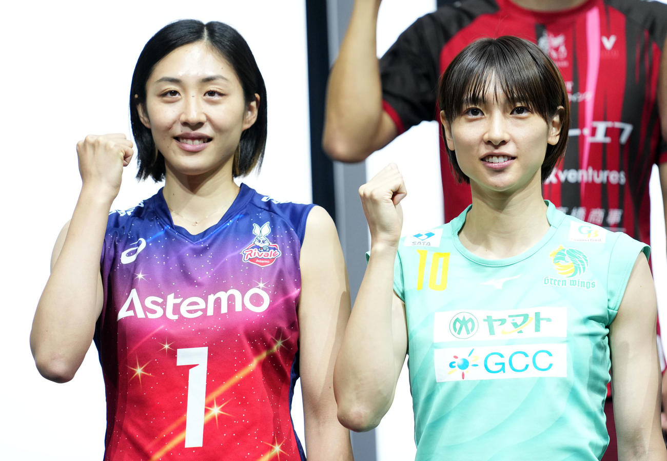 開幕に向けガッツポーズするAstemoリヴァーレ茨城の上坂（左）と群馬グリーンウイングスの白岩（撮影・横山健太）