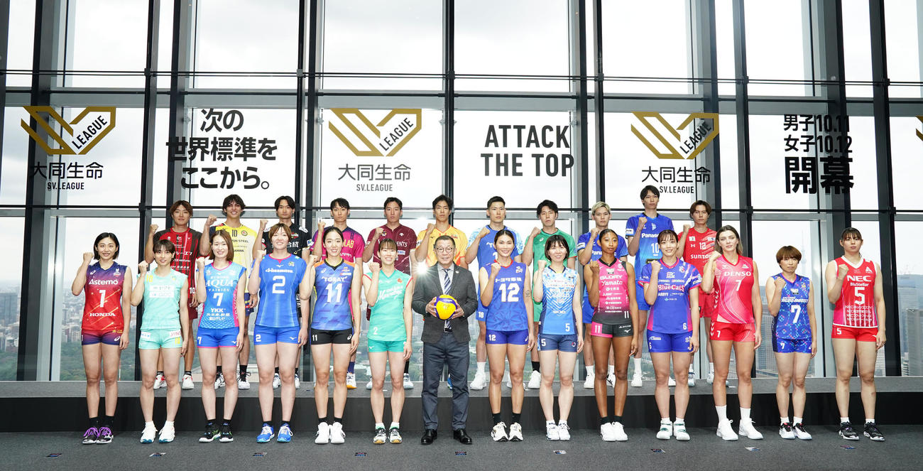笑顔でガッツポーズするSV．LEAGUEの選手たち（撮影・横山健太）