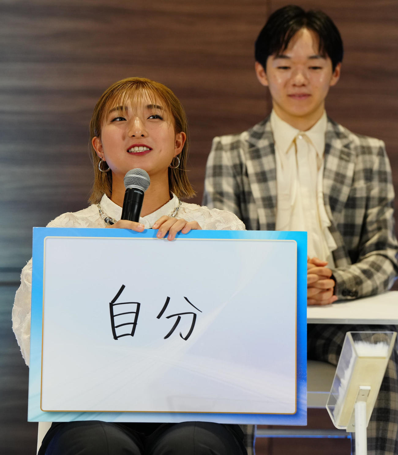 2024－25年シーズンフィギュアスケート記者会見で意識する選手を発表する坂本（撮影・江口和貴）