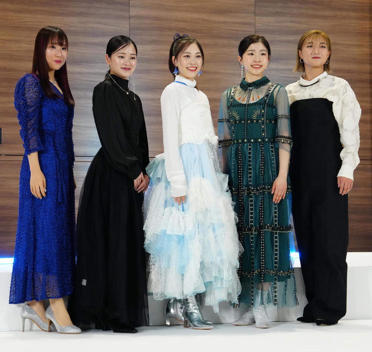 2024－25年シーズンフィギュアスケート記者会見に臨み、集合写真に納まる女子の選手たち。左から三原、渡辺、吉田、千葉、坂本（撮影・江口和貴）