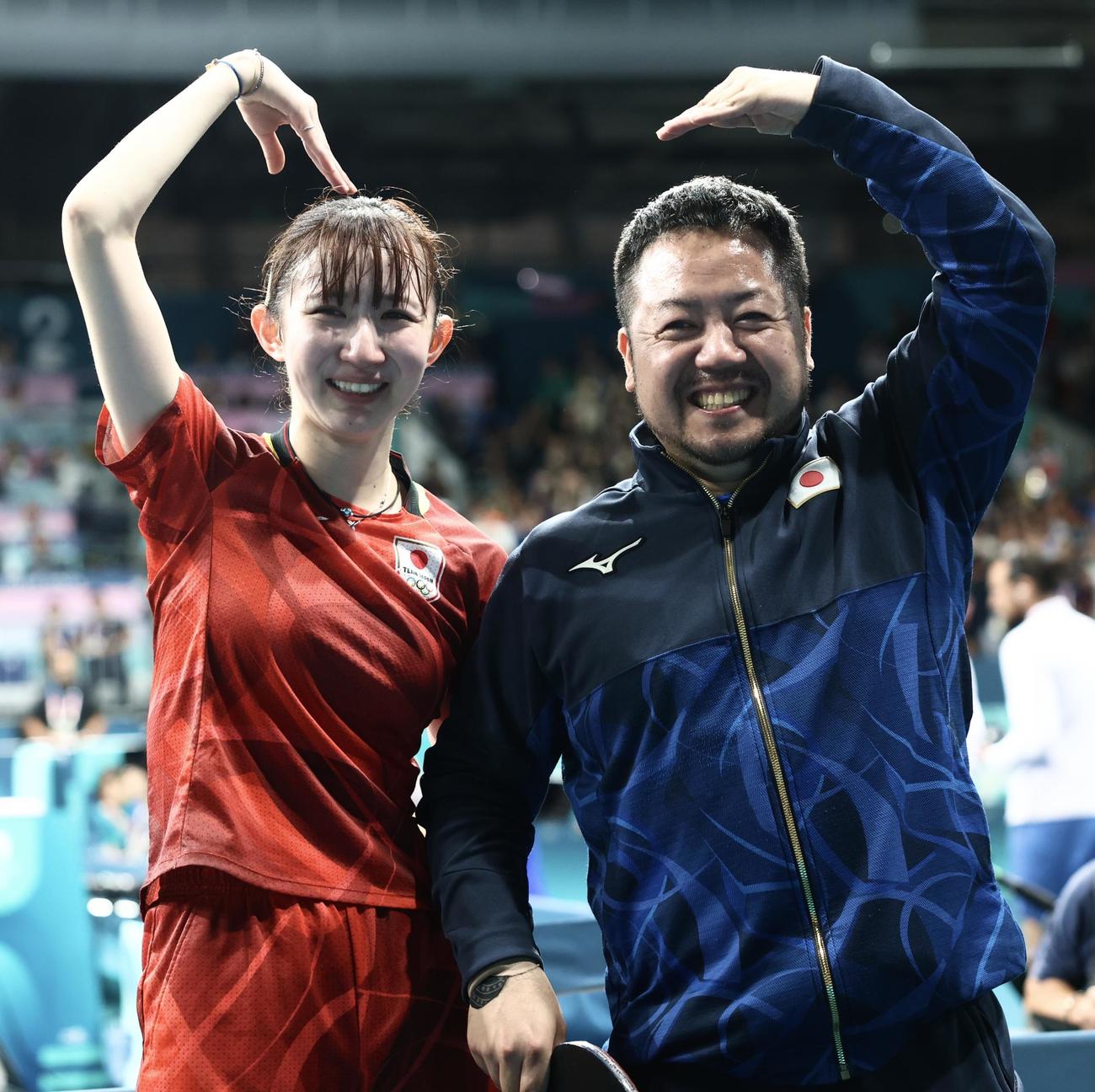 パリ五輪　卓球　女子シングルス3位決定戦で勝利し銅メダルを決め、ポーズを決め喜ぶ早田（左）と石田コーチ（2024年8月3日撮影）