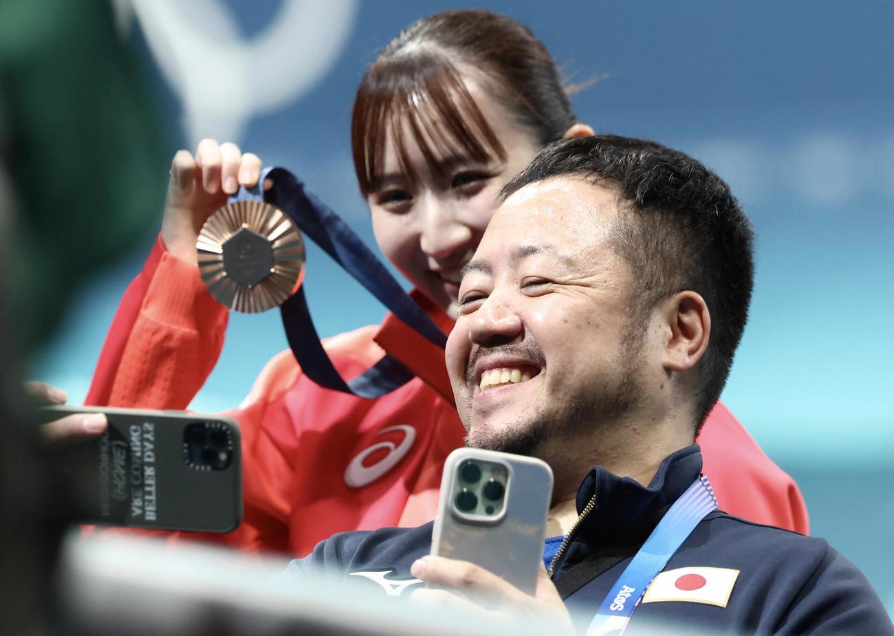 パリ五輪　卓球　表彰式を終え、早田（左）と記念撮影する石田コーチ（2024年8月3日撮影）