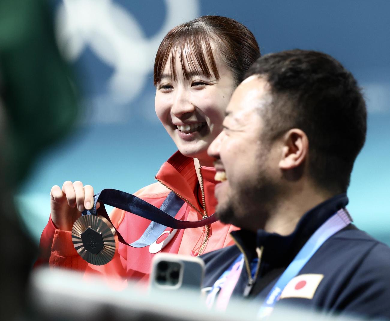 パリ五輪　卓球　表彰式を終え、石田コーチ（右）と銅メダルを手に記念撮影せる早田（2024年8月3日撮影）