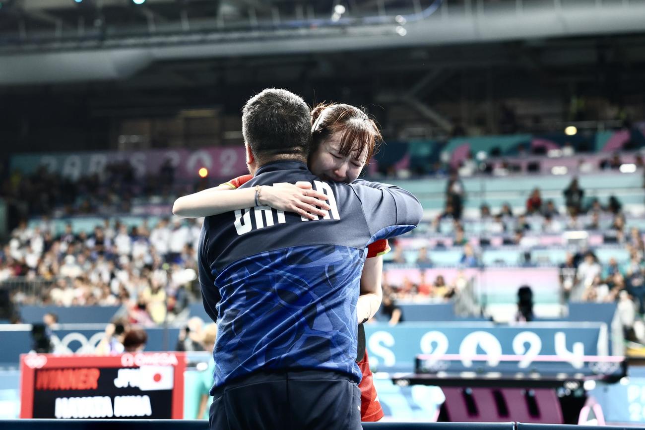 パリ五輪　卓球　女子シングルス3位決定戦で勝利し銅メダルを決め、石田コーチ（手前）と喜ぶ早田（2024年8月3日撮影）