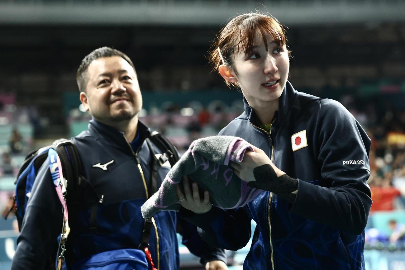 パリ五輪　卓球　女子シングルス準決勝で敗れ引き揚げる早田（右）と石田コーチ（2024年8月3日撮影）