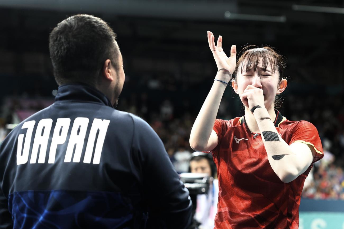 パリ五輪　卓球　女子シングルス3位決定戦で勝利し銅メダルを決め、涙を流しながら観客席の声援に応える早田（右）と石田コーチ（2024年8月3日撮影）