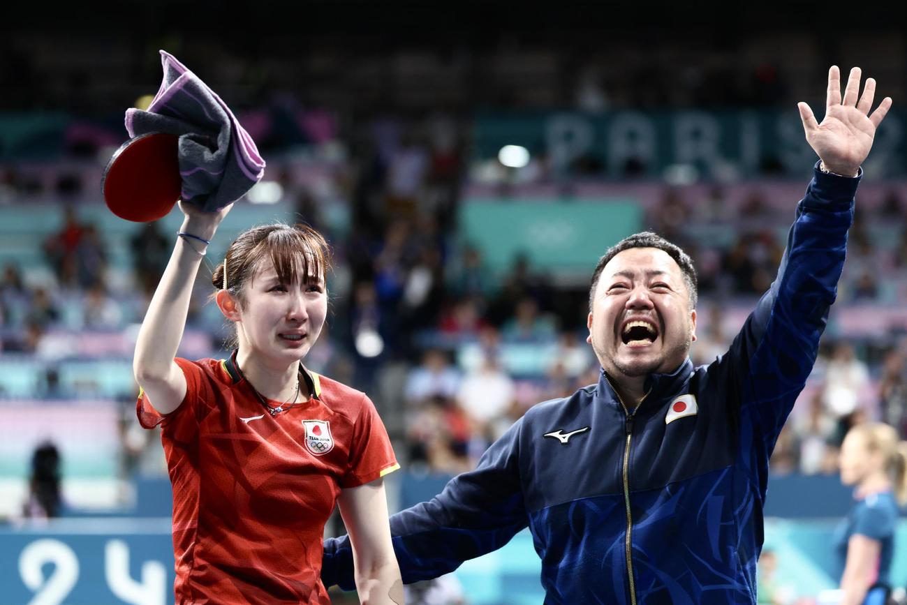 女子シングルス3位決定戦で勝利し銅メダルを決め、涙を流しながら観客席の声援に応える早田（左）と石田コーチ（2024年8月撮影）