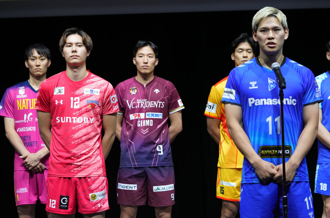 会見に登壇したサントリーサンバーズ大阪の高橋（左から2人目）。右は大阪ブルテオンの西田（撮影・横山健太）