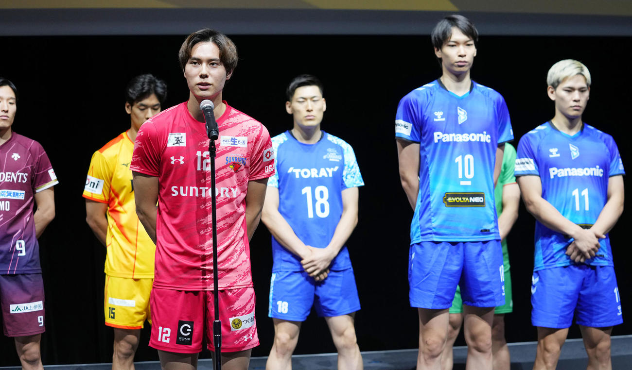 開幕に向け意気込みを語るサントリーサンバーズ大阪の高橋（左から3人目）（撮影・横山健太）