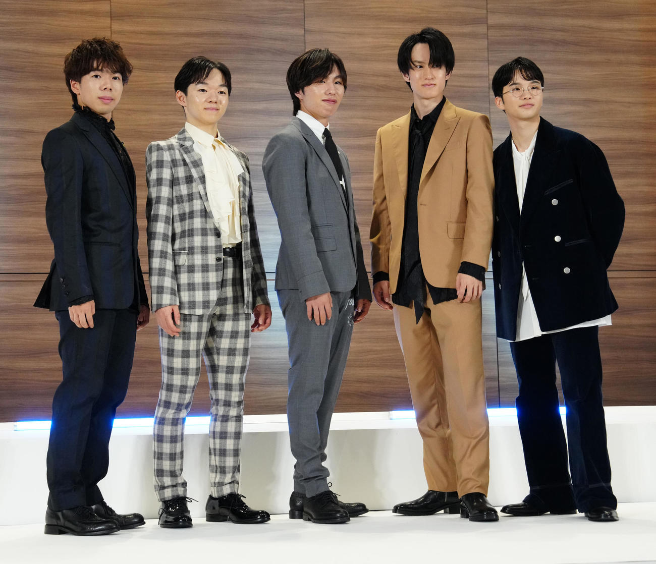 2024－25年シーズンフィギュアスケート記者会見に臨み、集合写真に納まる男子の選手たち。左から佐藤、鍵山、三浦、山本、友野（撮影・江口和貴）
