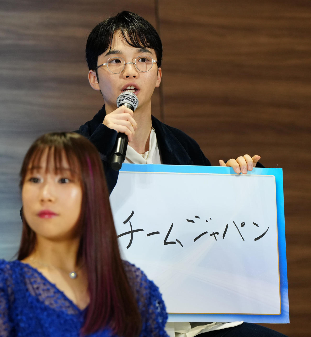 2024－25年シーズンフィギュアスケート記者会見で意識する選手を発表する友野（撮影・江口和貴）