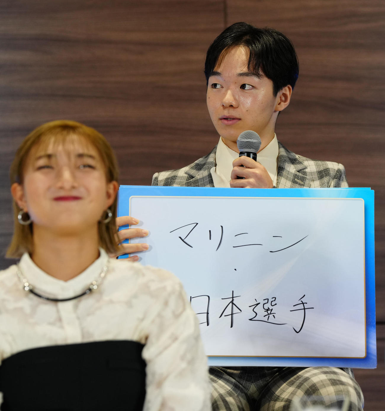 2024－25年シーズンフィギュアスケート記者会見で意識する選手を発表する鍵山（撮影・江口和貴）