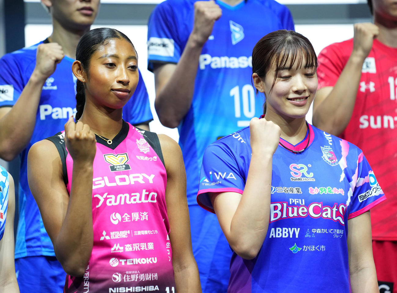 拳を握りポーズを決める、左からヴィクトリーナ姫路の宮部、PFUブルーキャッツ石川かほくの細沼（撮影・横山健太）