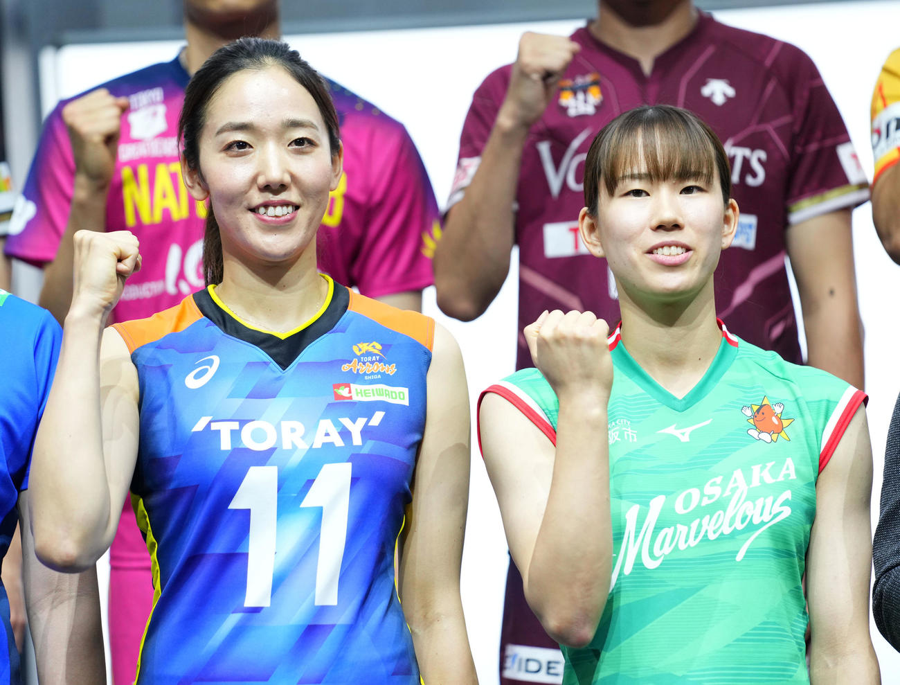 拳を握りポーズを決める、左から東レアローズ滋賀の青柳、大阪マーヴェラスの林（撮影・横山健太）