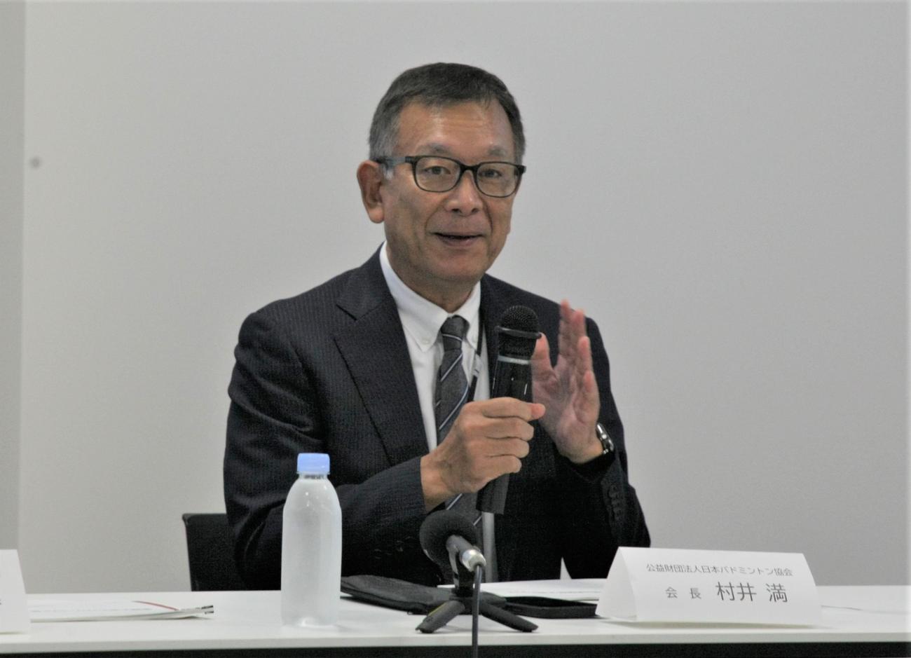 日本バドミントン協会の強化本部説明会見に出席した村井満会長（撮影・藤塚大輔）