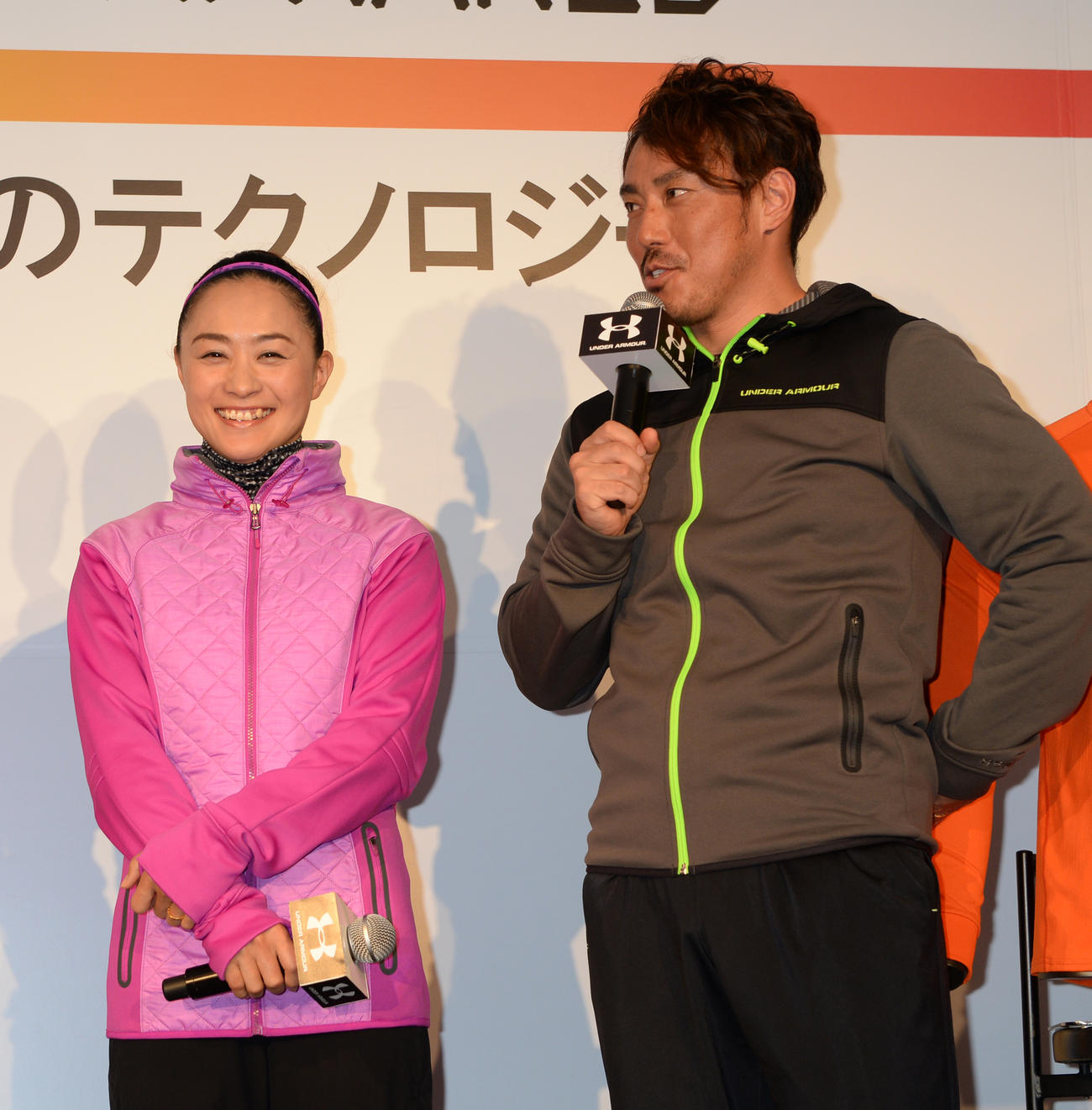 皆川賢太郎さん（右）と上村愛子さん＝2013年7月23日