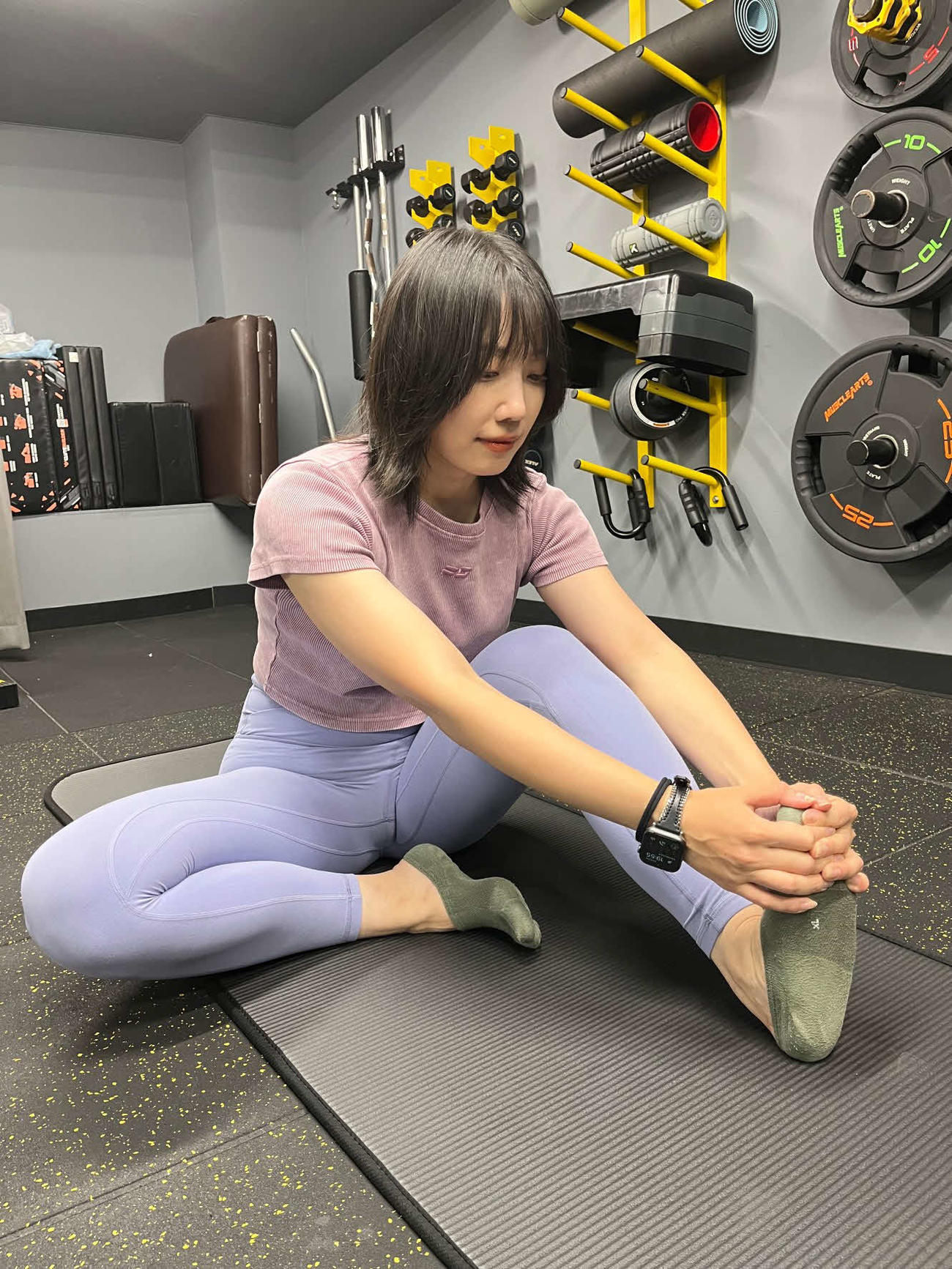 体に向かって引き寄せる