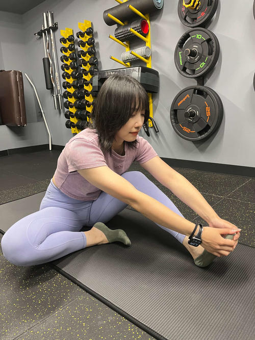 両手でつま先をつかむ