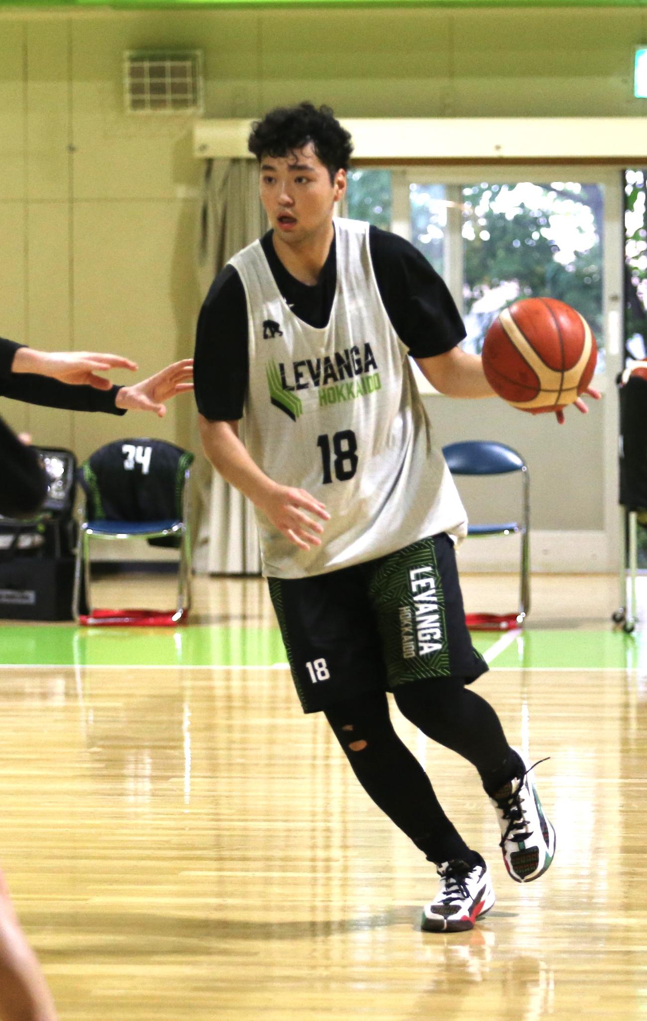 レバンガ北海道の内藤は、実戦形式の練習でドリブルする（撮影・中島洋尚）